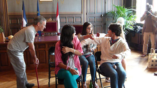 es jeunes fonds leur théatre à la mairie salle des mariages